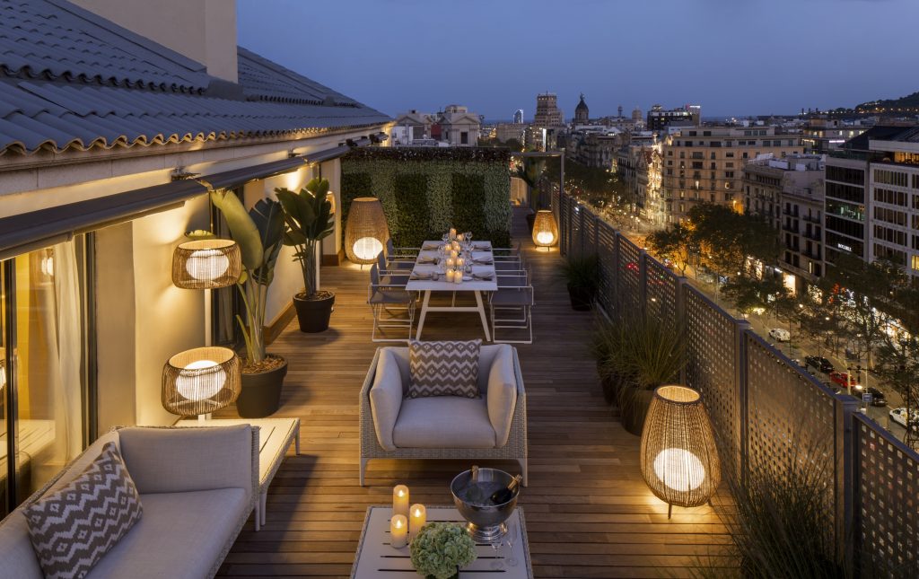 majestic-royal-penthouse-terrace-paseo-de-gracia-by-night